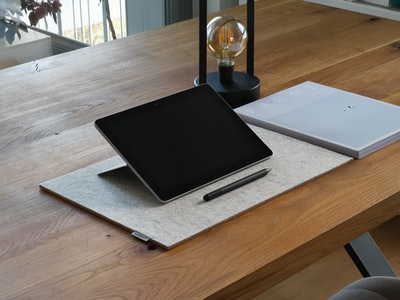 棕色木桌上的黑色ipad